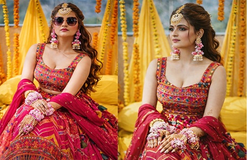 Ramesh Mehndi Artist Applying Mehndi